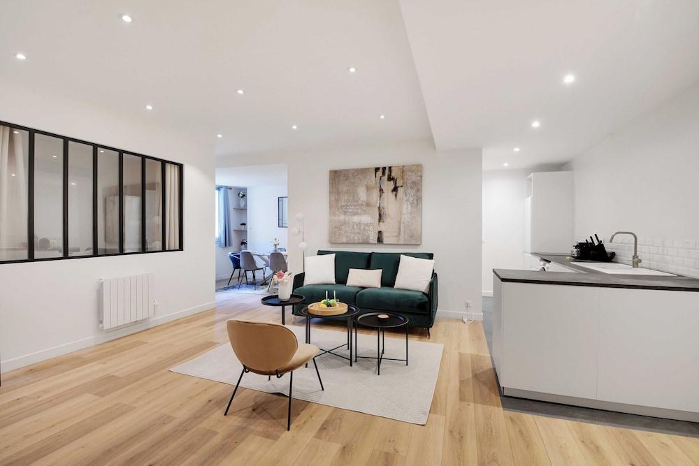 Spacious Apartment - 3br/8p - Place de la Nation - Tap to explore photos