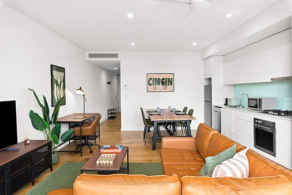 Central Charming 2 Bedrooms With Balcony Aircon