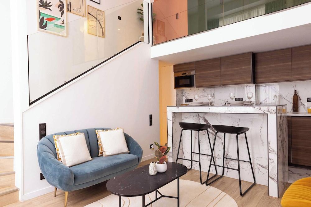 Authentic Apartment - 2br/6p - Place Pigalle
