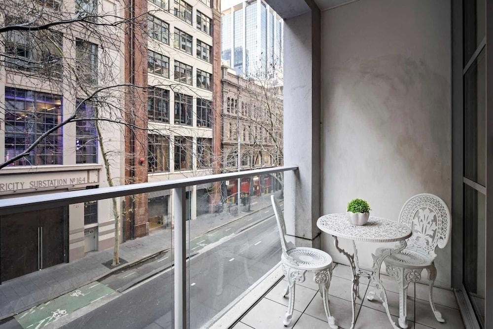 A Stylish Studio for 6, Next to Darling Harbour - Tap to explore photos