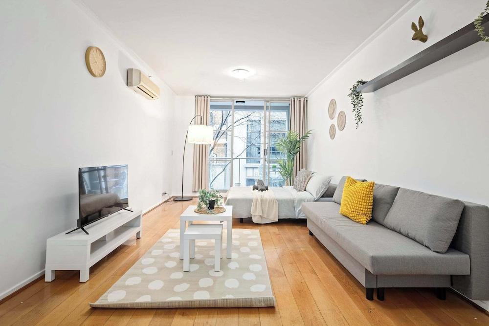 A Stylish Studio for 6, Next to Darling Harbour - Tap to explore photos