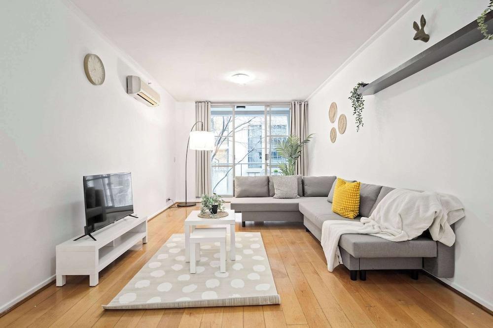 A Stylish Studio for 6, Next to Darling Harbour - Tap to explore photos