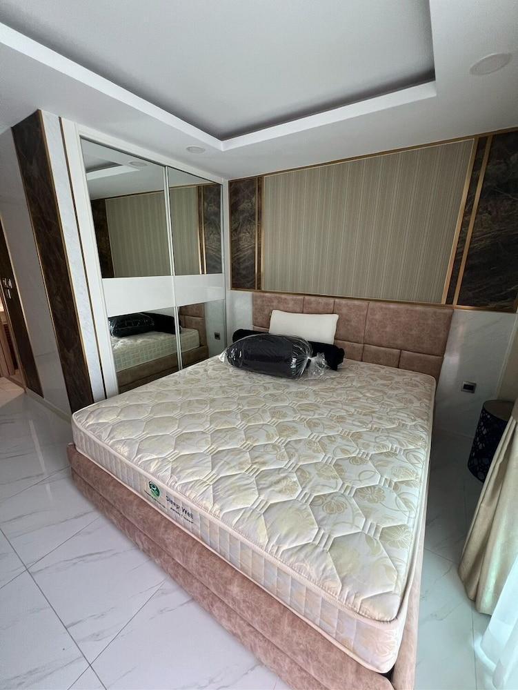 Indigo GSR - Dusit Grand Park 2 - Tap to explore photos