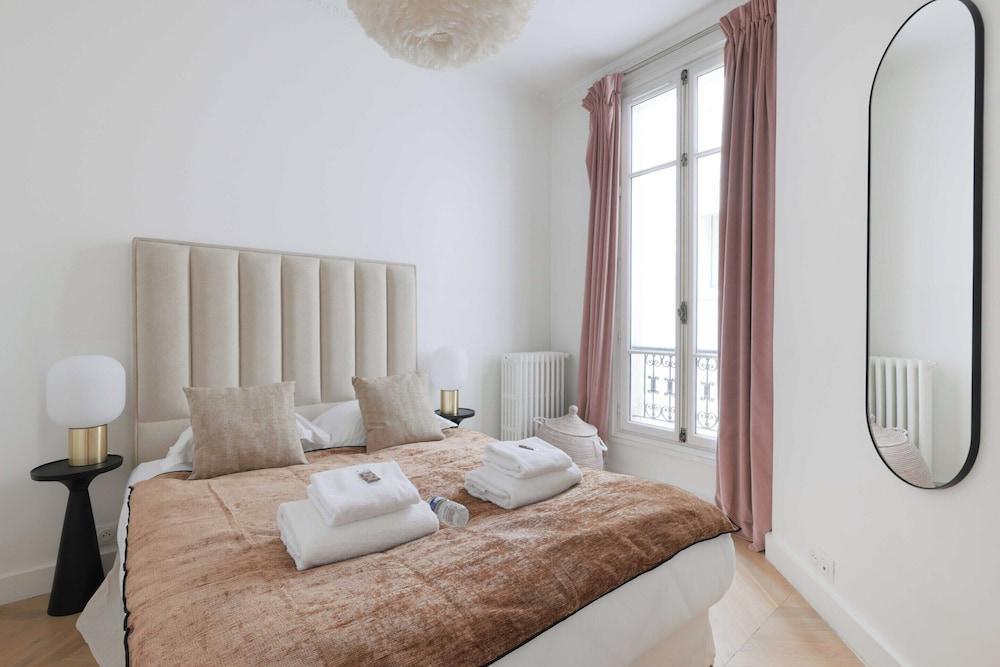 Elegant Apartment - 2br/4p - Arc de Triomphe - Tap to explore photos