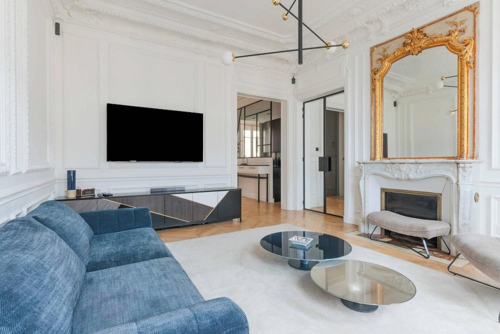 Elegant Apartment - 2br/4p - Arc de Triomphe - Tap to explore photos