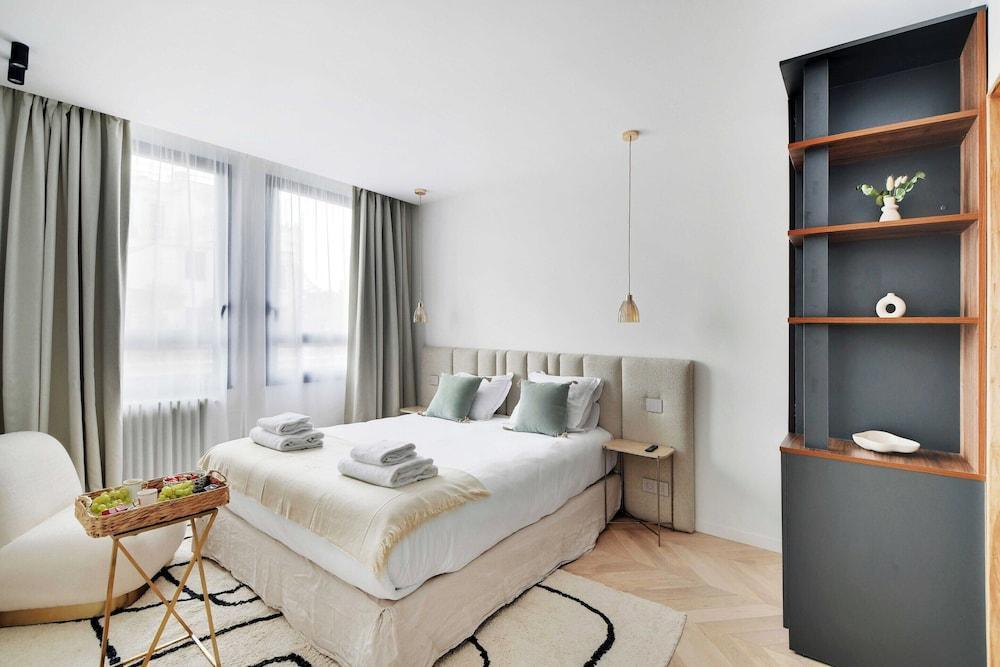 Elegant Apartment - 3br/8p - Arc de Triomphe - Tap to explore photos
