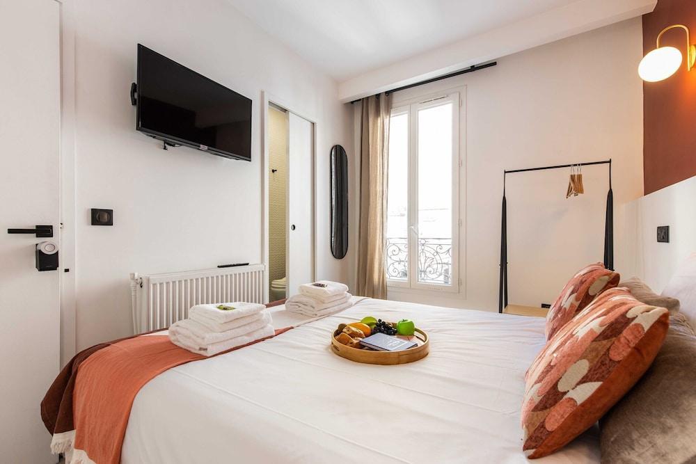 Cosy Bedroom - Tour Eiffel / Champs de Mars 9A - Tap to explore photos