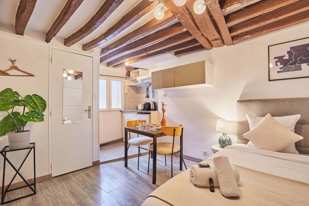 Elegant Studio Center of Paris - Tap to explore photos