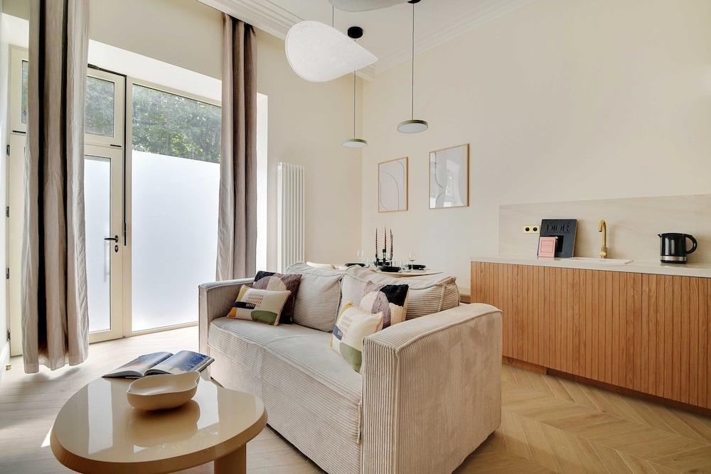 Chic Apartment - 1br/5p - Square des Batignolles - Tap to explore photos