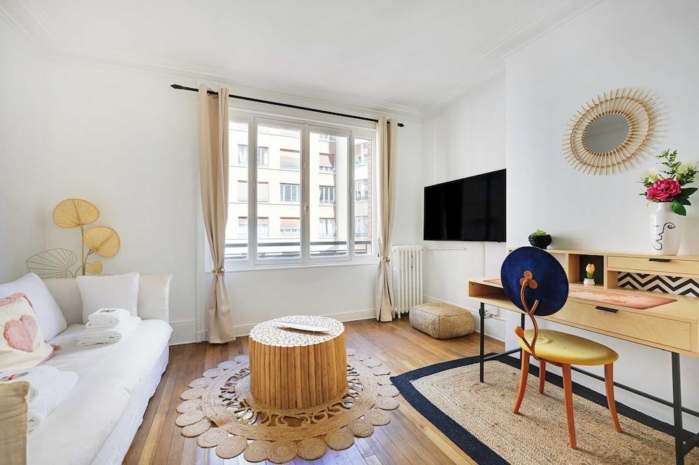 Charming Apartment -4p- Near Arc de Triomphe - Tap to explore photos
