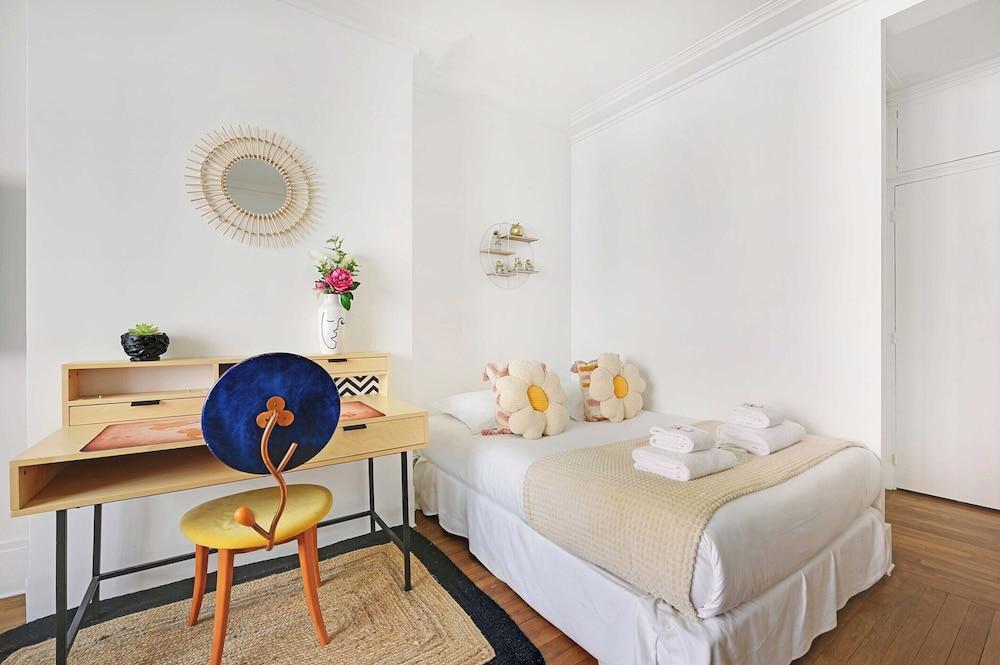 Charming Apartment -4p- Near Arc de Triomphe - Tap to explore photos
