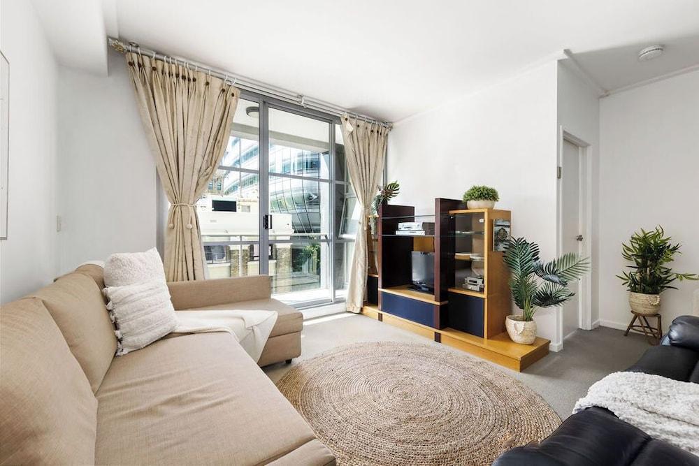 A Stylish Apt for 6 Right Next to Darling Harbour - Tap to explore photos