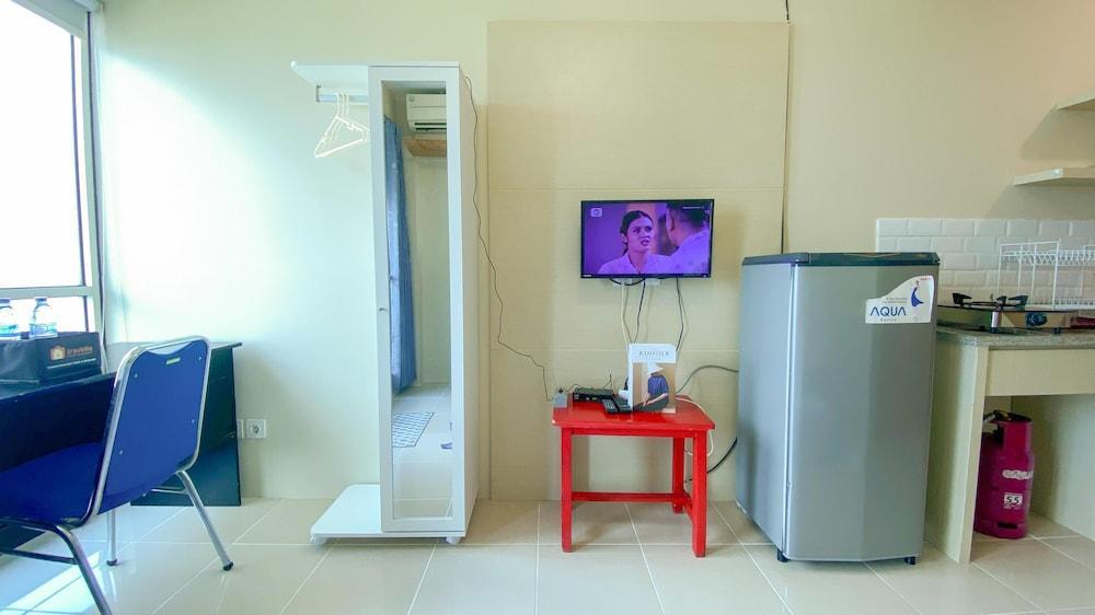 Good Place And Tidy Studio Tifolia Apartment