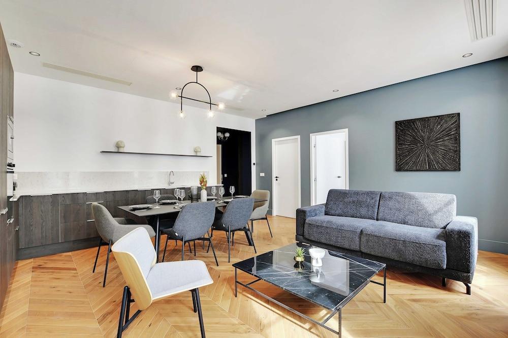 Stunning Apartment - 2br/6p - Madeleine - Tap to explore photos
