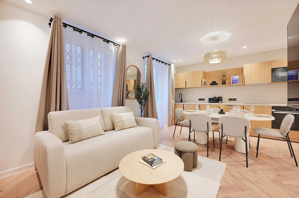 Serene Apartment - 2br/6p - Grenelle/tour Eiffel - Tap to explore photos