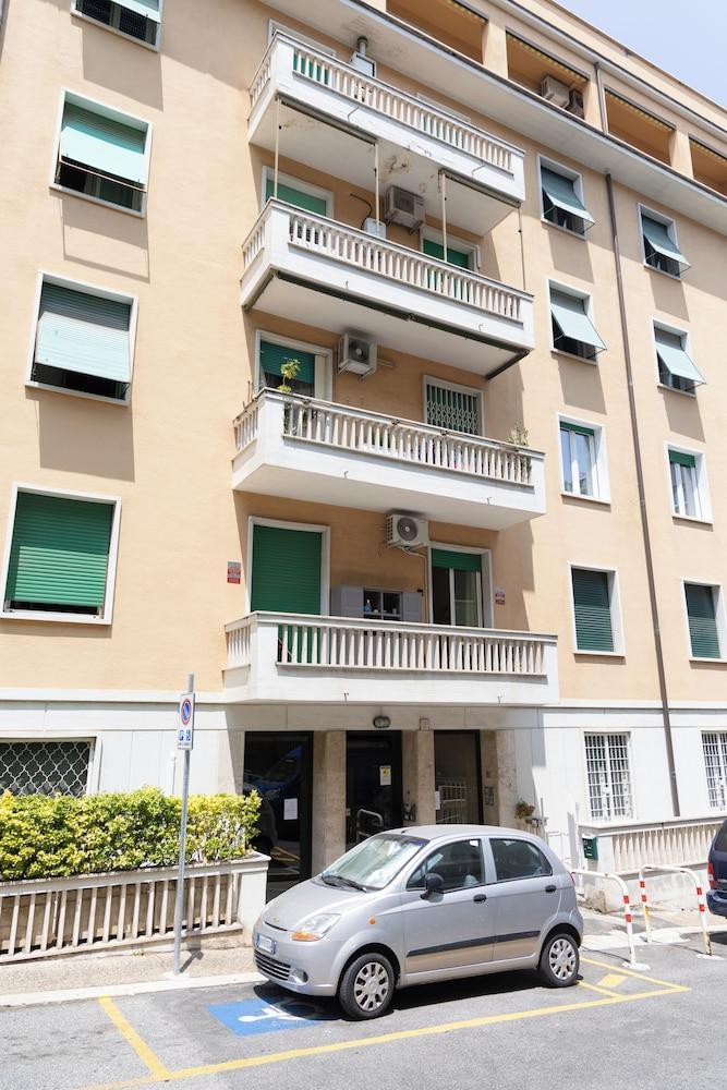Cornelia Vatican Suites - Tap to explore photos