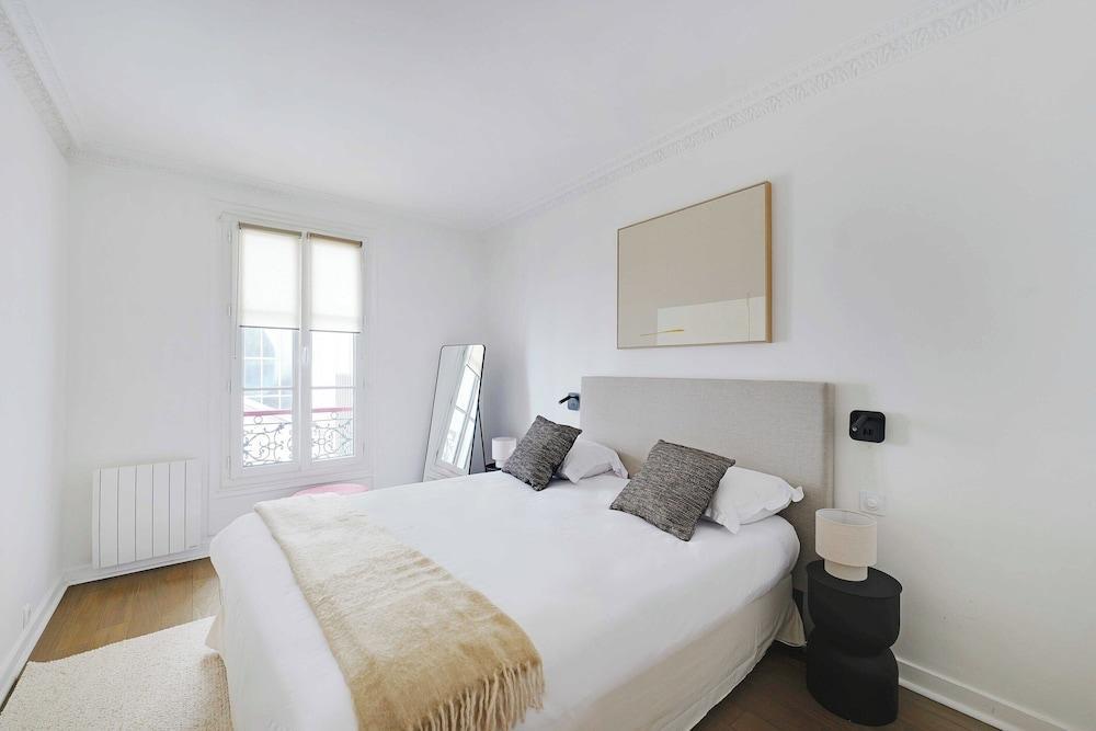 Beautiful Apartment 2br/6p - Eiffel Tower - Tap to explore photos