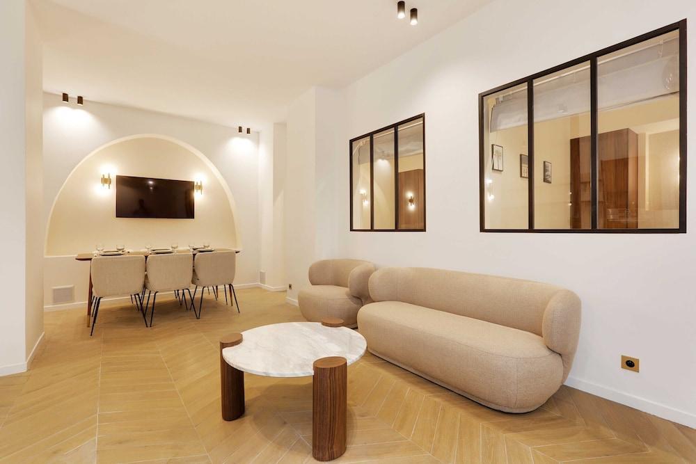 Chic Apartment - 3br/8p - Le Marais - Tap to explore photos
