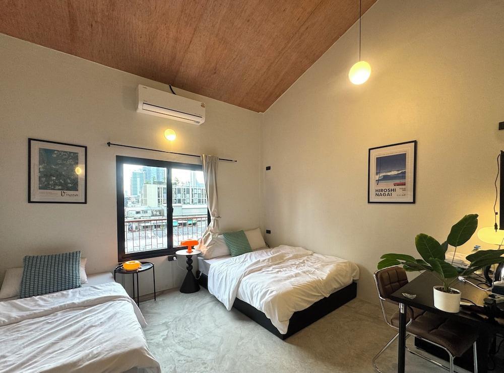 Morn Samyan Hostel Room Type - Deluxe Room