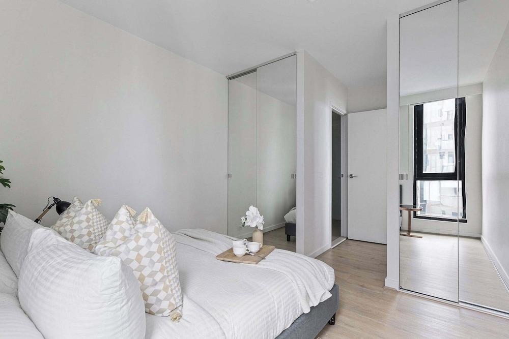 A Cozy 2BR Apt With Panoramic Views, Free Parking - Tap to explore photos