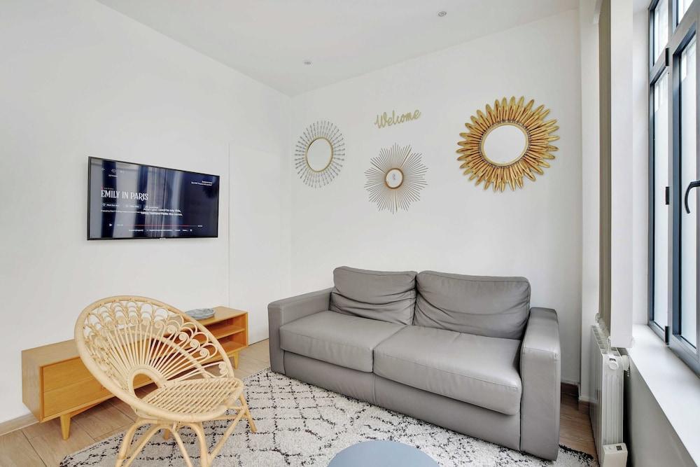 Refreshing Apartment - 2br/6p - Bastille - Tap to explore photos