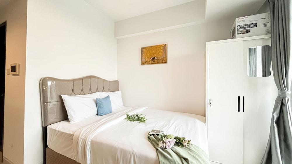 Modern And Tidy Studio Room At West Vista Apartment Room Type - Apartment