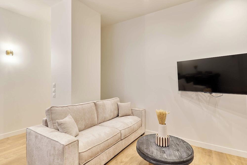 Superb Apartment AC - Buttes-chaumont - Tap to explore photos