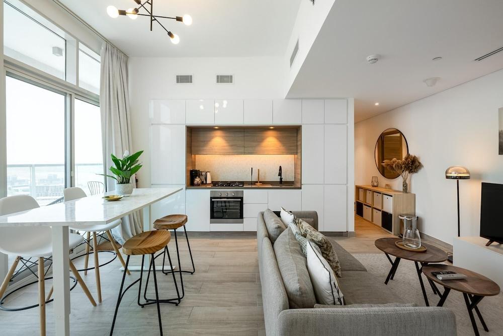 Chic 2BR w Dubai Marina Views