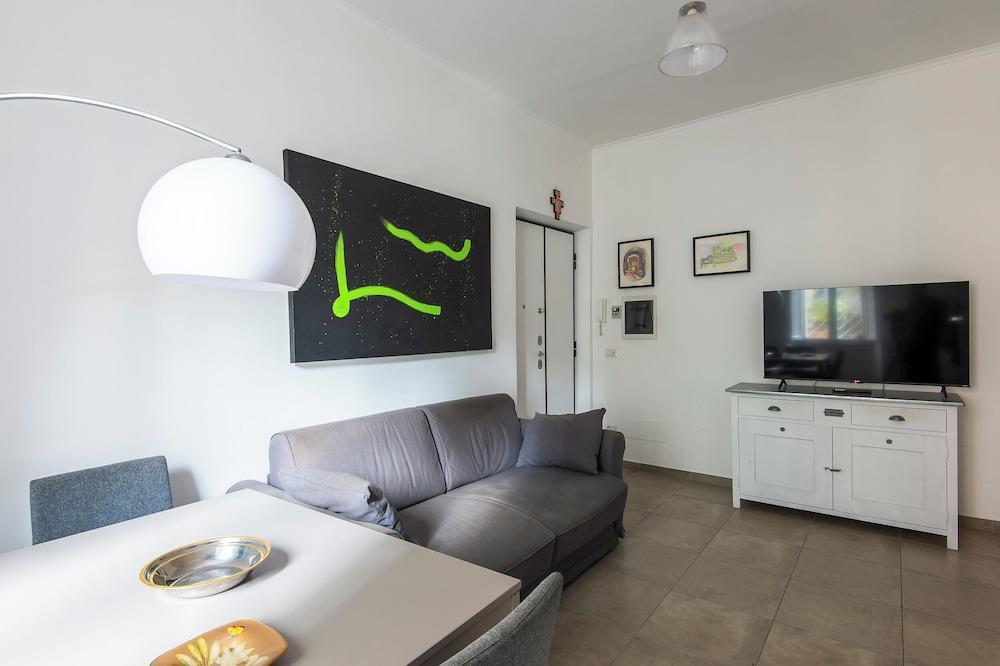 Cosy Vatican Apartment - Tap to explore photos
