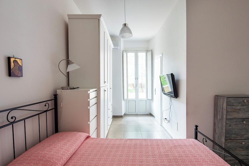 Cosy Vatican Apartment - Tap to explore photos