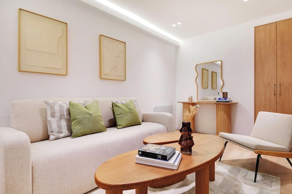 Modern Apartment - 2br/6p - Bonne Nouvelle - Tap to explore photos