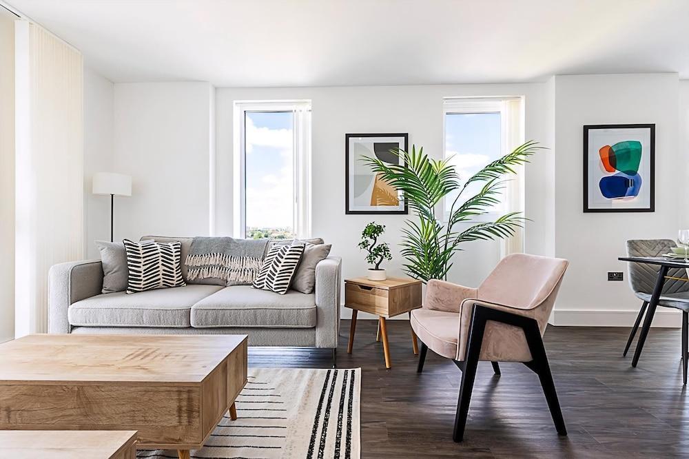 Stylish West London Apartment - Tap to explore photos