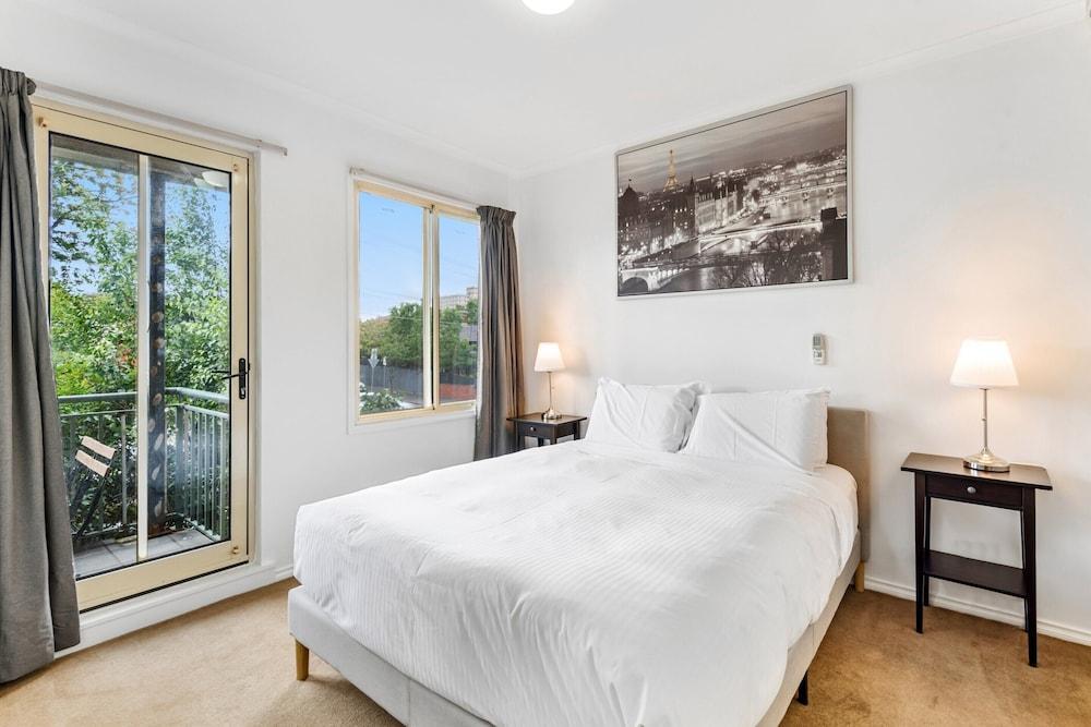 Chic 2-bed Apartment Near Albert Park - Tap to explore photos