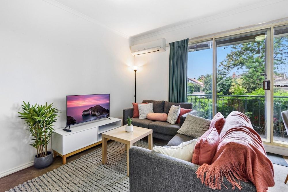 Chic 2-bed Apartment Near Albert Park - Tap to explore photos