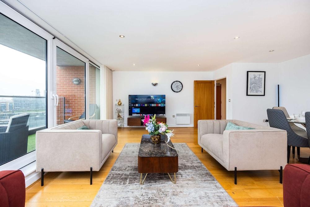 Waterside Bliss Executive Apartment - Tap to explore photos