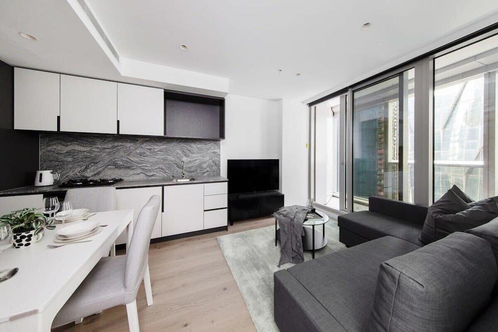 A Cozy 2BR Apt for 6 Next to Southern Cross - Tap to explore photos