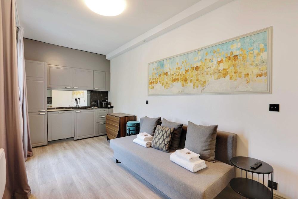 Chic Apartment - 2br/6p - Roquette - Tap to explore photos