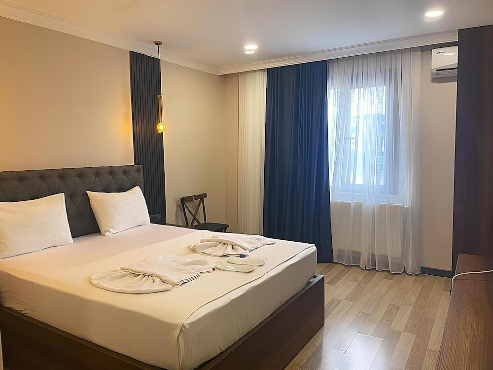 La Vie Suit Hotel Room Type - Deluxe Room, 1 Queen Bed