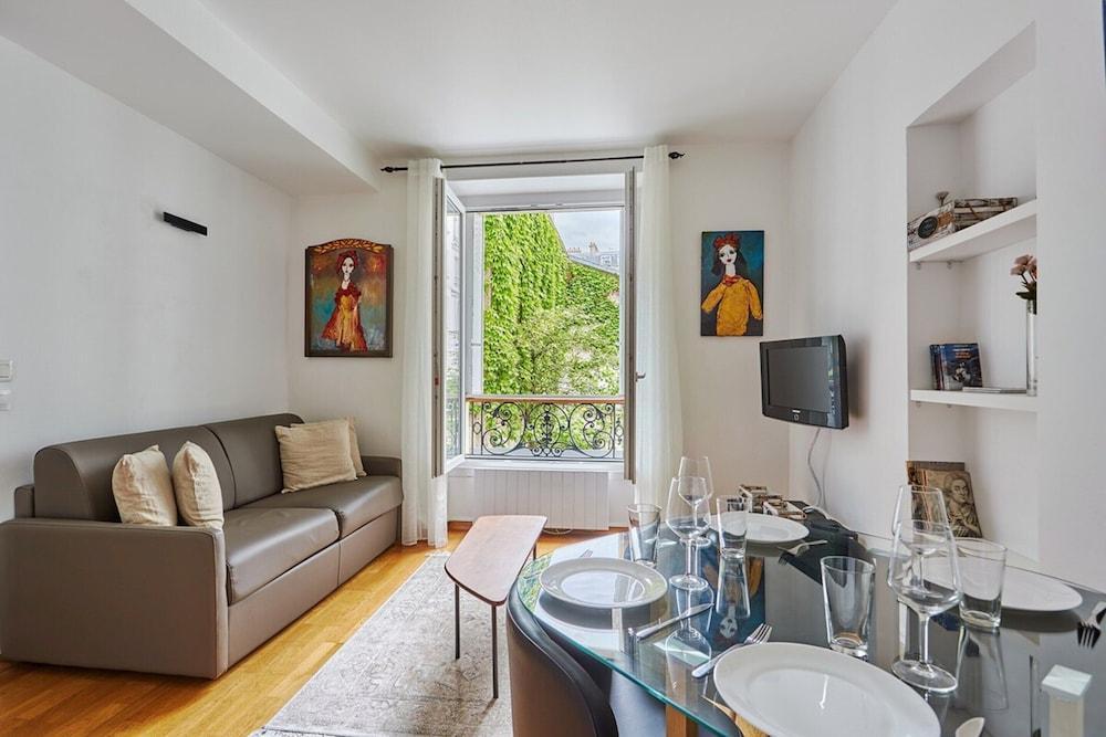 Charming 1 Bedroom Apartment Le Marais - Tap to explore photos