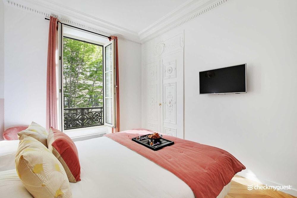 Magnificent Apartment in Le Marais - Tap to explore photos