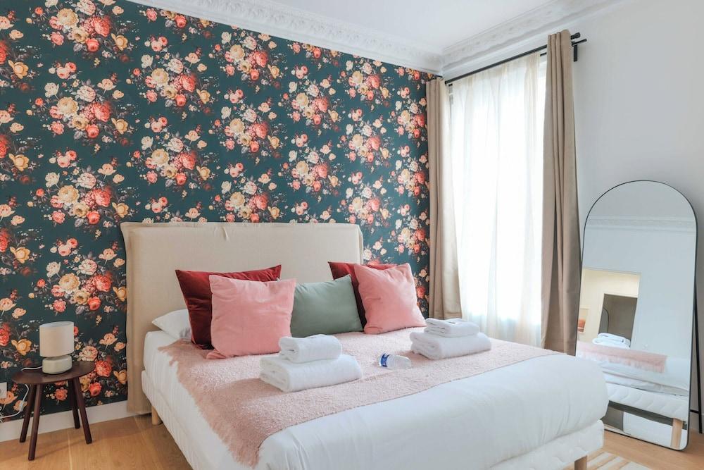 Eclectic Apartment - 2br/6p - Place de la Nation - Tap to explore photos