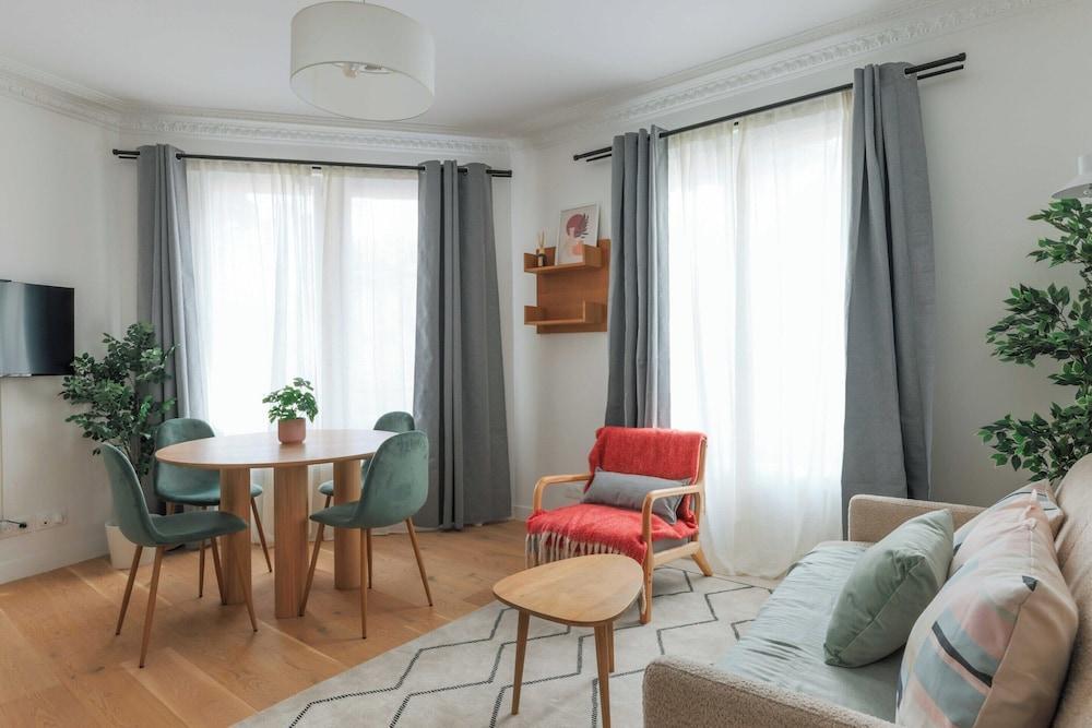 Eclectic Apartment - 2br/6p - Place de la Nation - Tap to explore photos