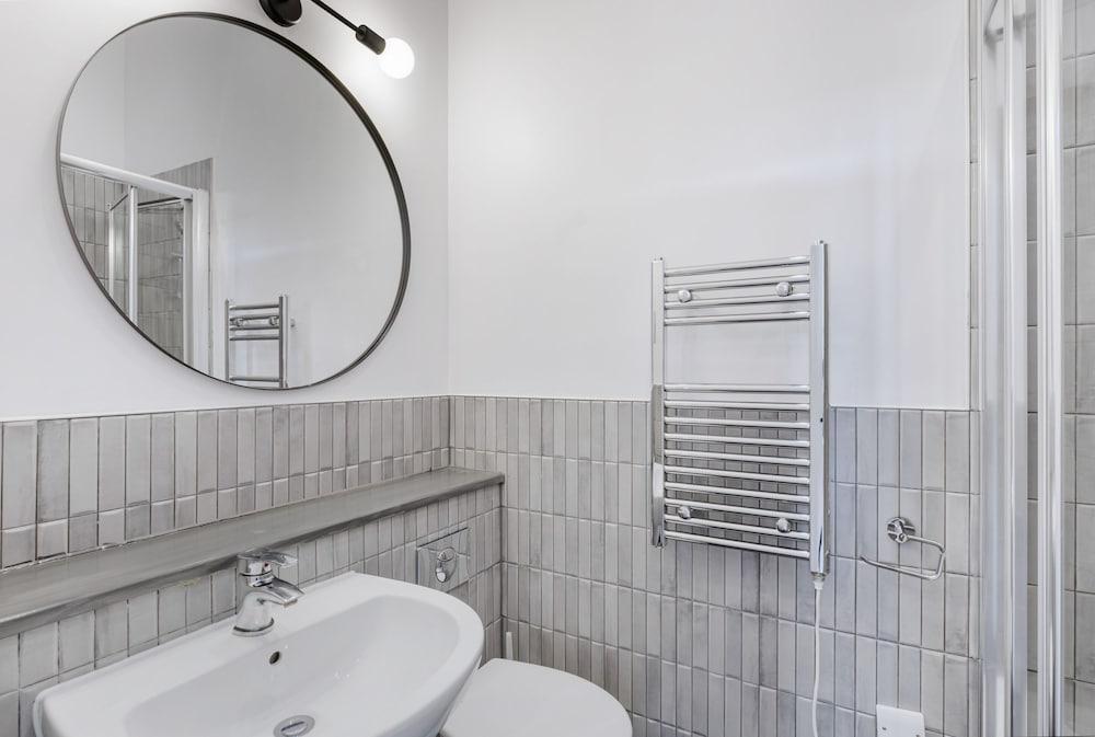 Modern Studio Notting Hill - Tap to explore photos