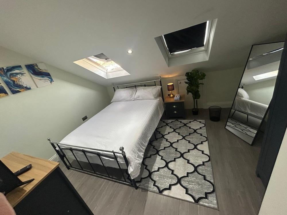 Tooting Stays Room Type - Deluxe Double Room, Shared Bathroom