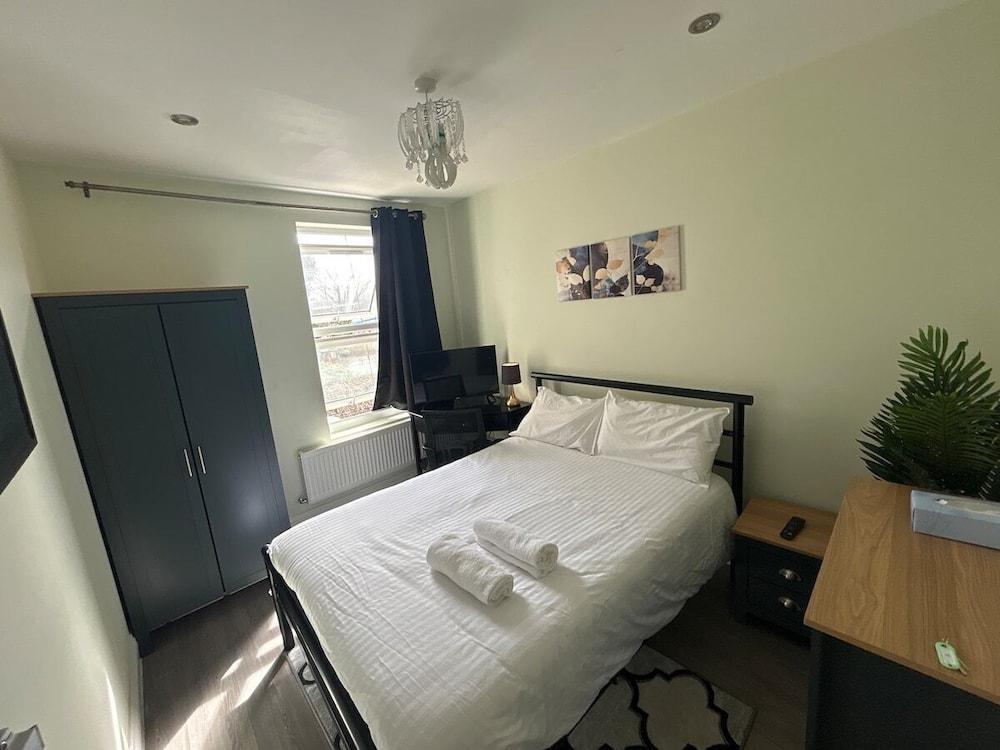 Tooting Stays Room Type - Double Room, Shared Bathroom (2)