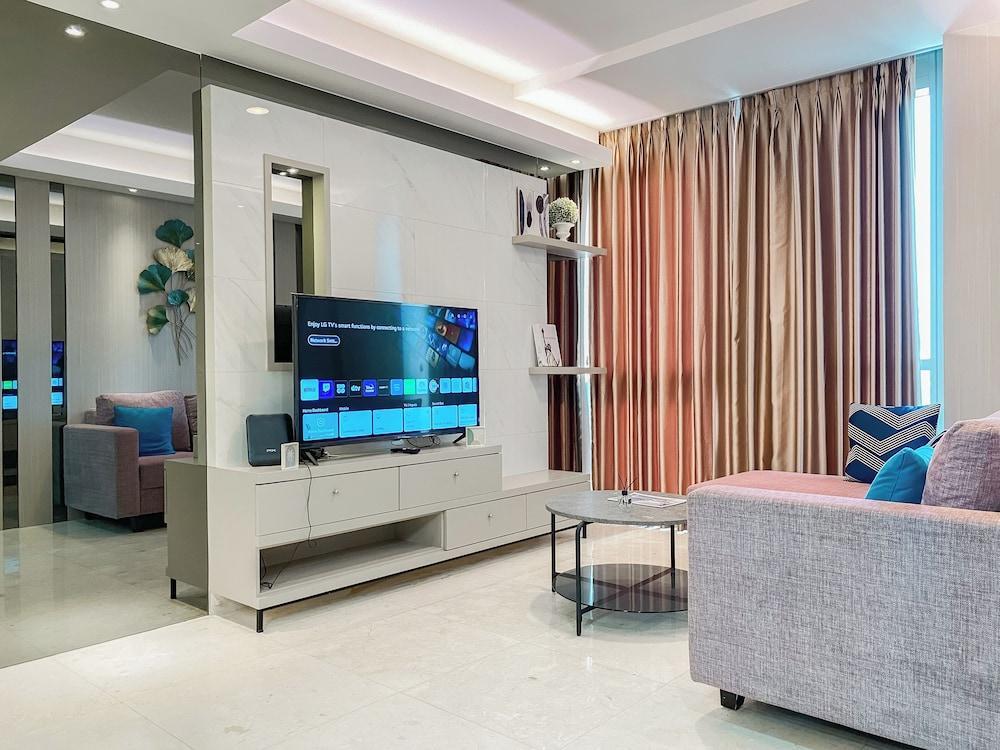 Spacious And Modern 3Br Ciputra World 2 Apartment - Tap to explore photos