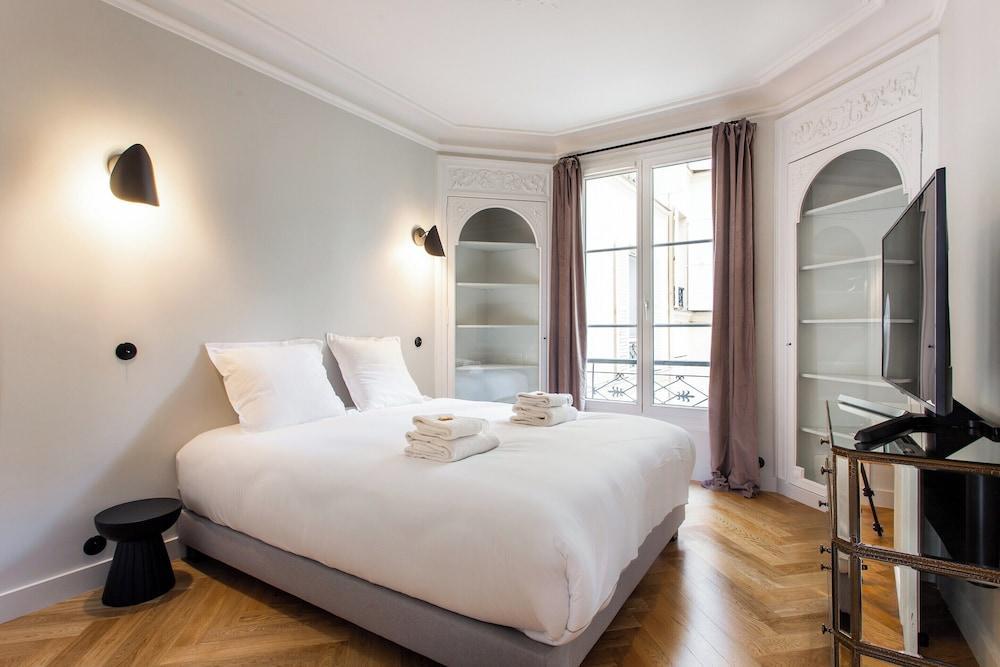 Magnificent Apartment - 3br/ 8P - Europe - Tap to explore photos