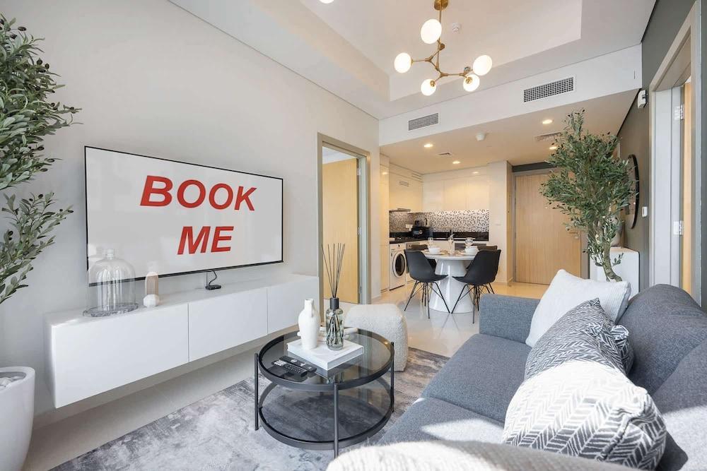 Modern Luxe 2BR in Business Bay
