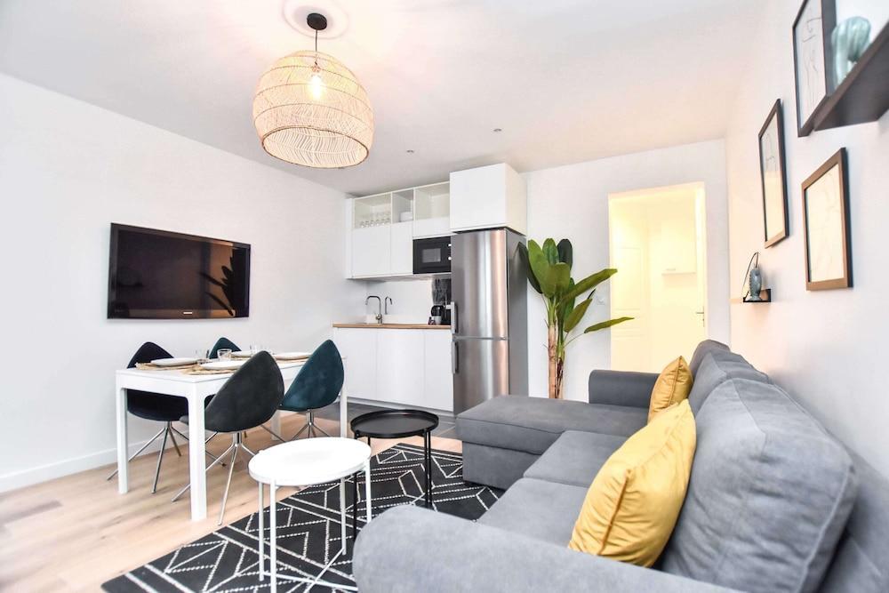Superb Apartment for 6 People in Paris - Tap to explore photos