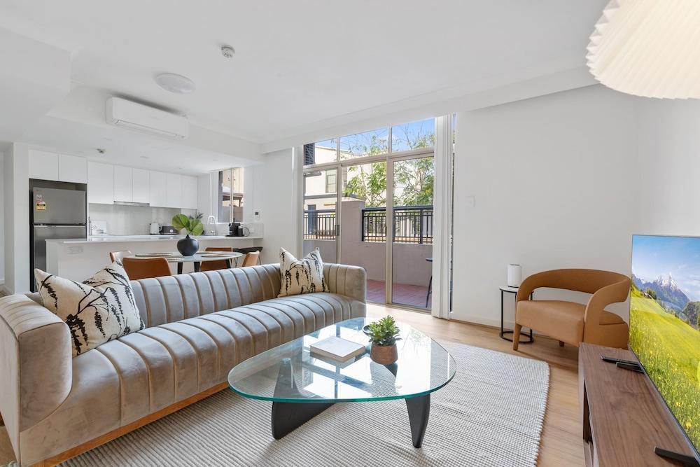 Stylish 2-bed Apartment With Pool in Camperdown - Tap to explore photos